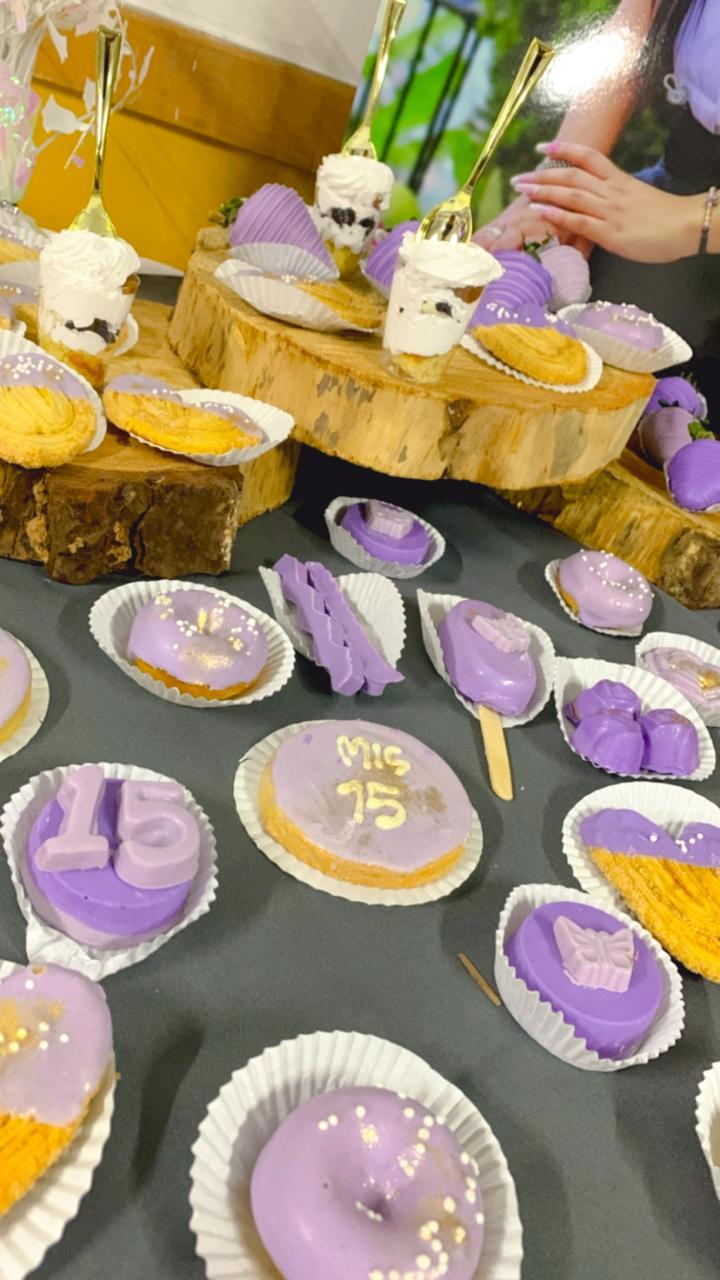 Mesa de dulces decorada para quinceañera